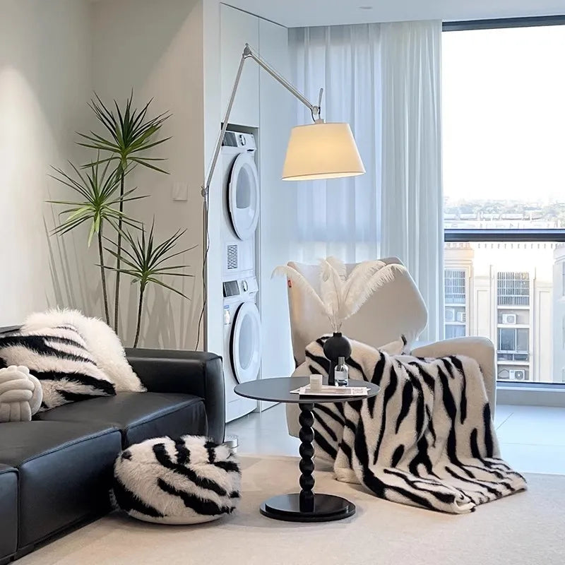 Lampadaire Arc Coréen - vue d'ensemble chambre contemporaine élégante