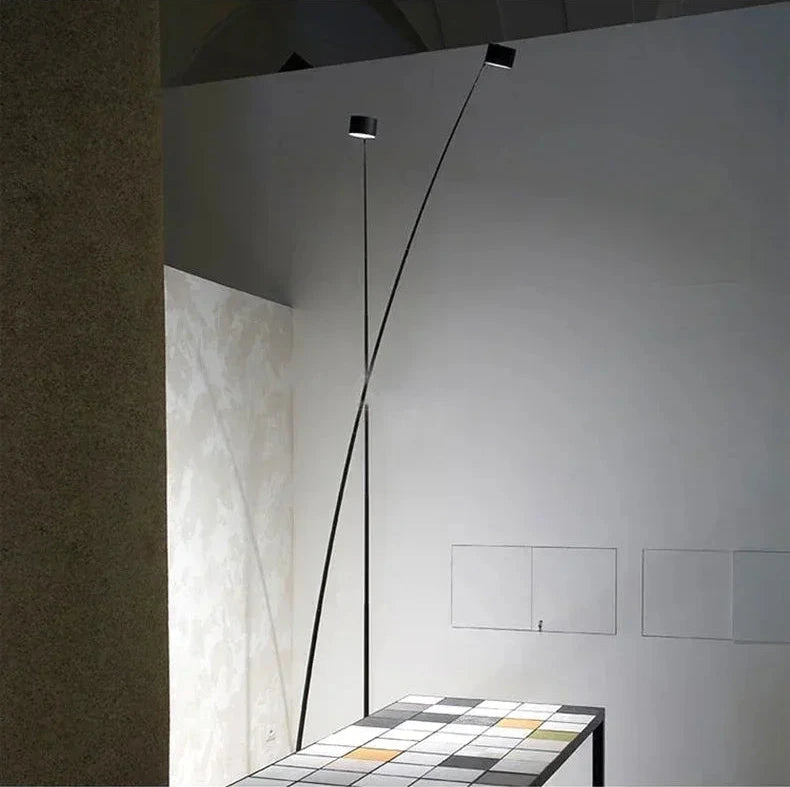 Lampe sur pied arc long design - ambiance dramatique salon moderne