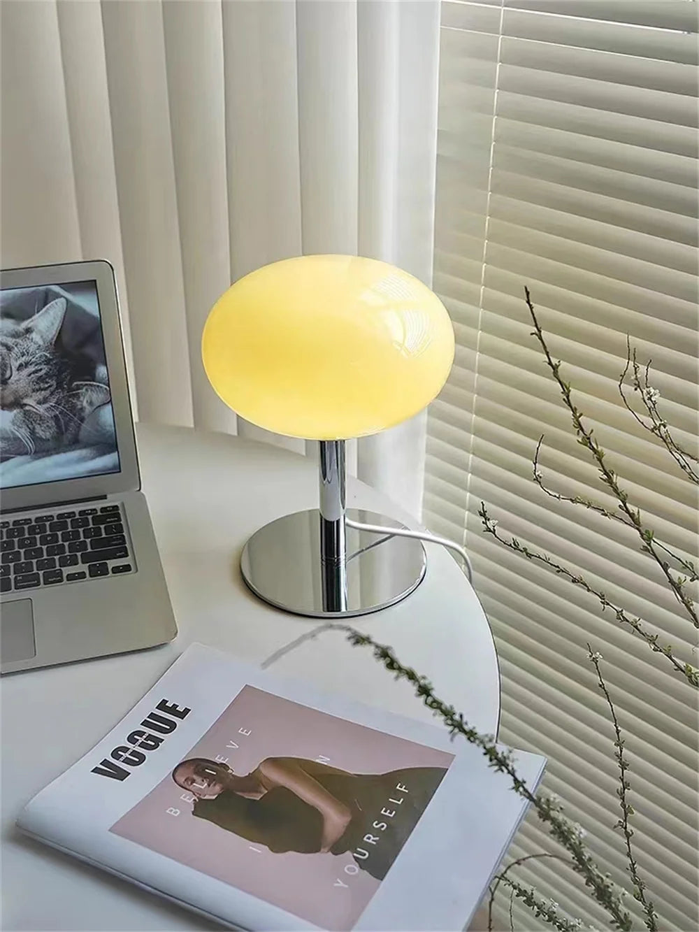 Lampe de table en verre jaune avec base argentée