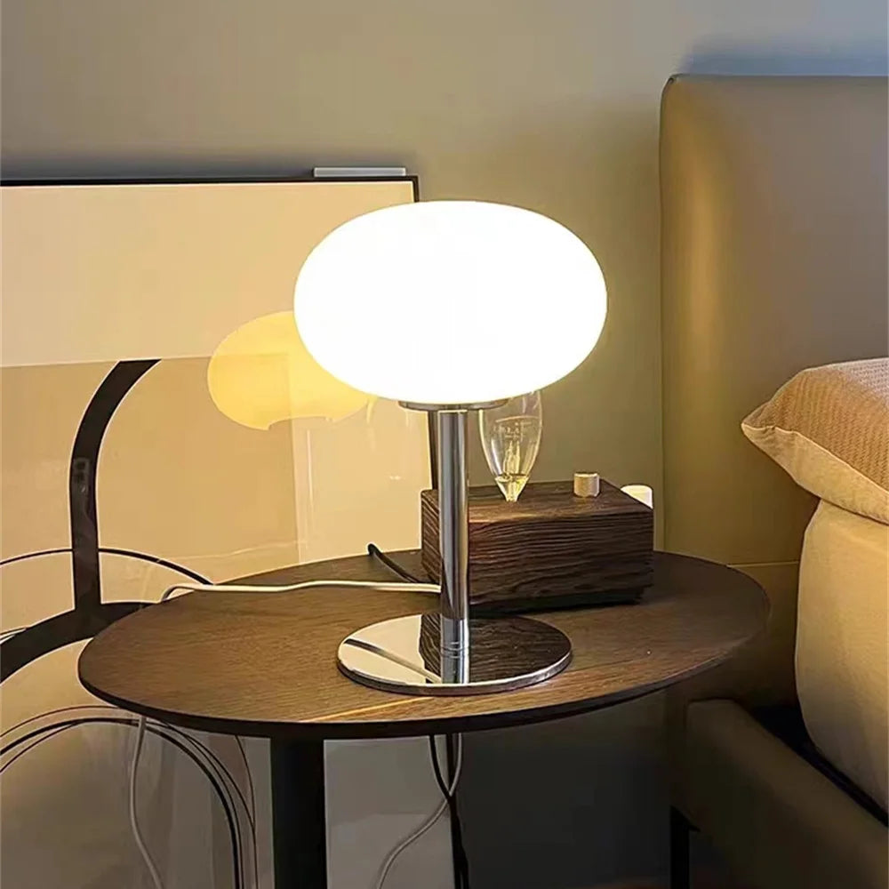 Lampe de table Lollipop allumée créant une ambiance chaleureuse dans une chambre