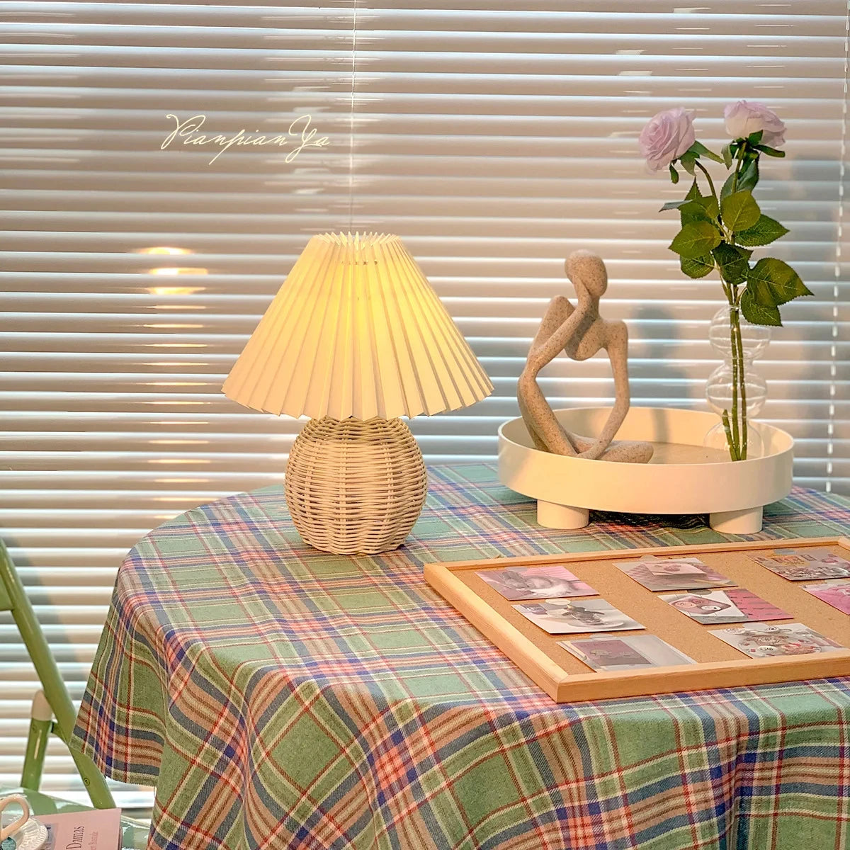 Lampe de table tressée style bohème - vue d'ensemble pour aménagement intérieur