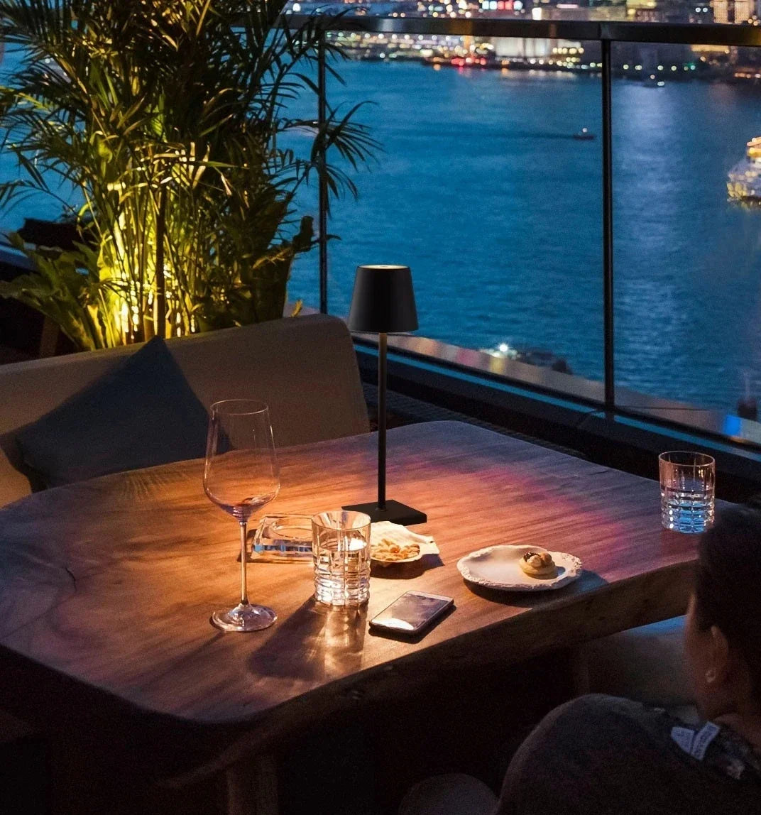 Lampe de table sans fil aluminium - éclairage bidirectionnel ambiance restaurant