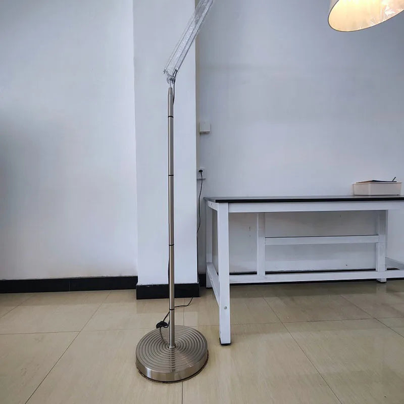 Lampadaire minimaliste bras articulé - ambiance lecture salon moderne