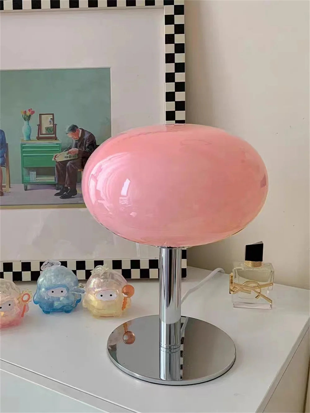 Vue d'ensemble de la lampe Lollipop montrant son design sculptural unique