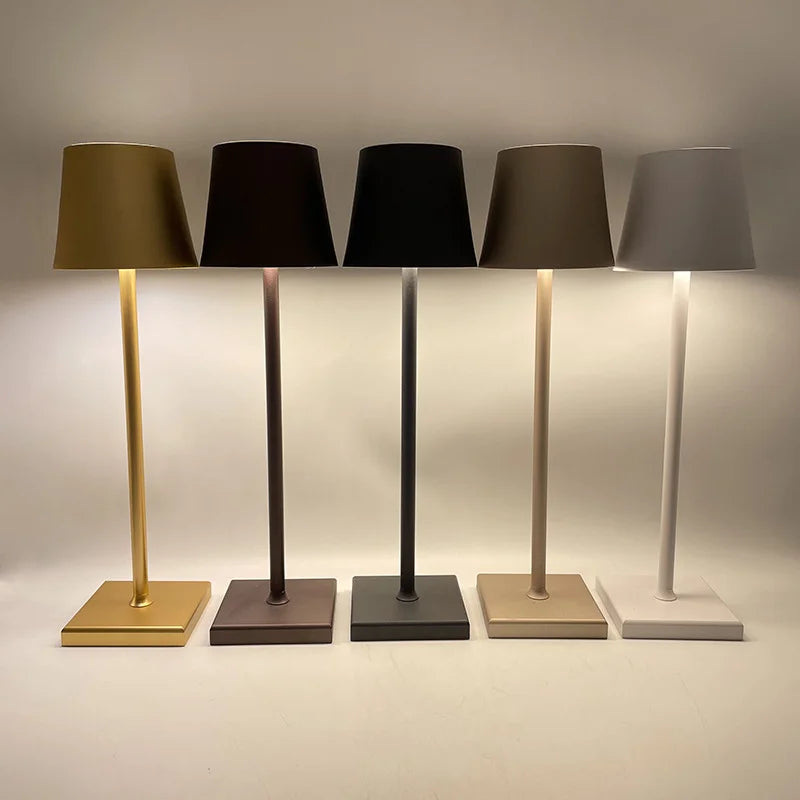 Lampe de table LED rechargeable - ambiance sophistiquée hospitality design - lumière allumée
