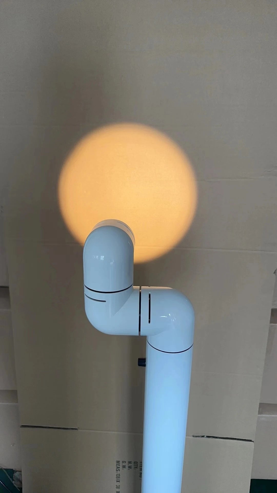 Lampadaire chrome tubulaire rouge - vue d'ensemble décoration rétro-futuriste