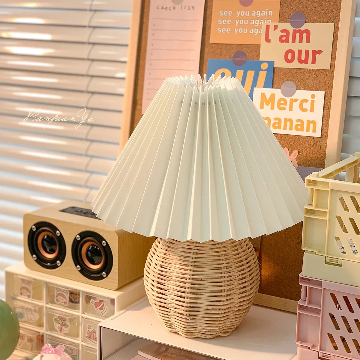 Lampe de table tressée style bohème - vue d'ensemble pour aménagement intérieur