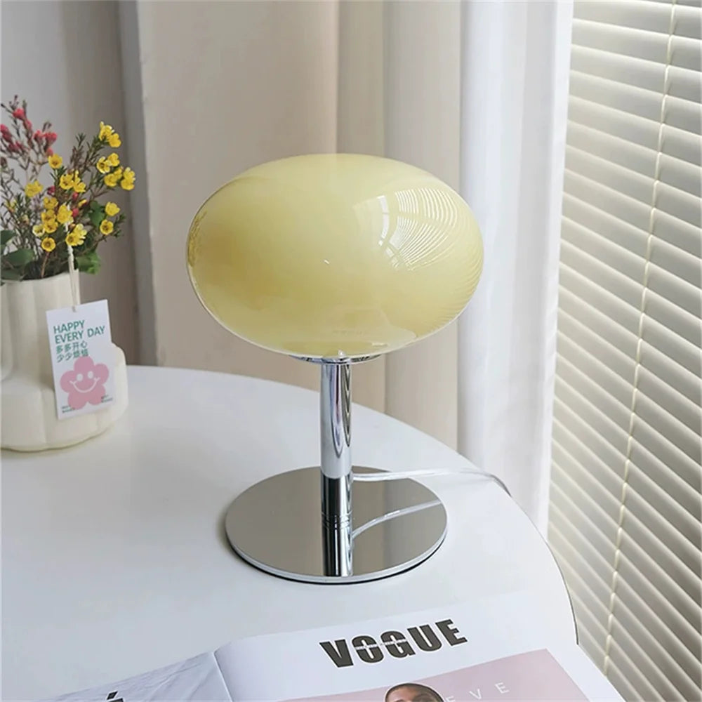 Lampe de table en verre jaune avec base argentée