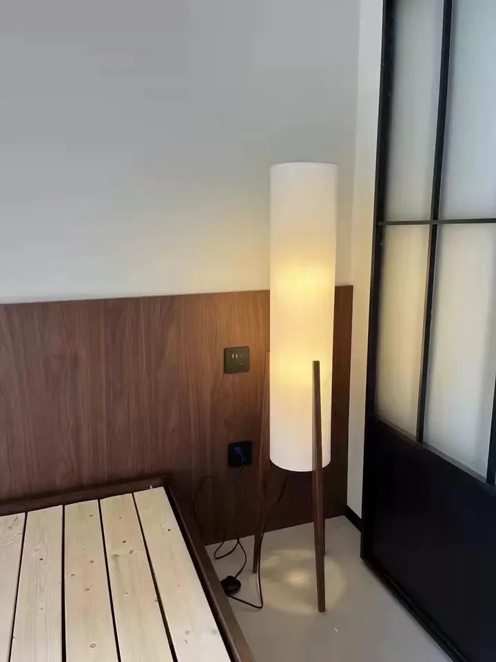 Lampadaire LED bois massif éclairage directionnel minimaliste