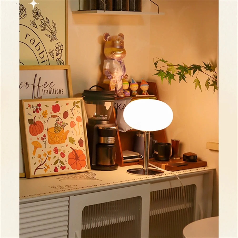 Lampe lollipop style moderne médiéval allumée dans une cuisine