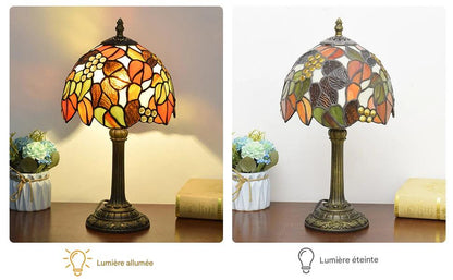 Lampe vitrail multicolore vintage - détail assemblage verre teinté main - différence lumière allumée et éteinte