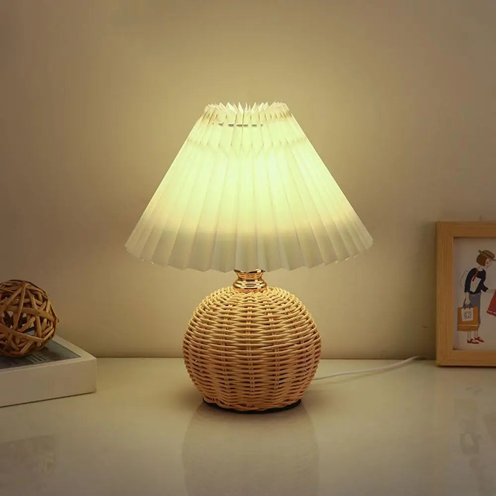 Lampe bohème tressée en rotin naturel - vue principale avec abat-jour artisanal