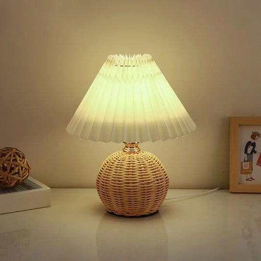 Lampe bohème tressée en rotin naturel - vue principale avec abat-jour artisanal