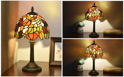 Lampe Tiffany rétro chic - vue rapprochée motifs floraux verre coloré - modèle automne sous différents plans