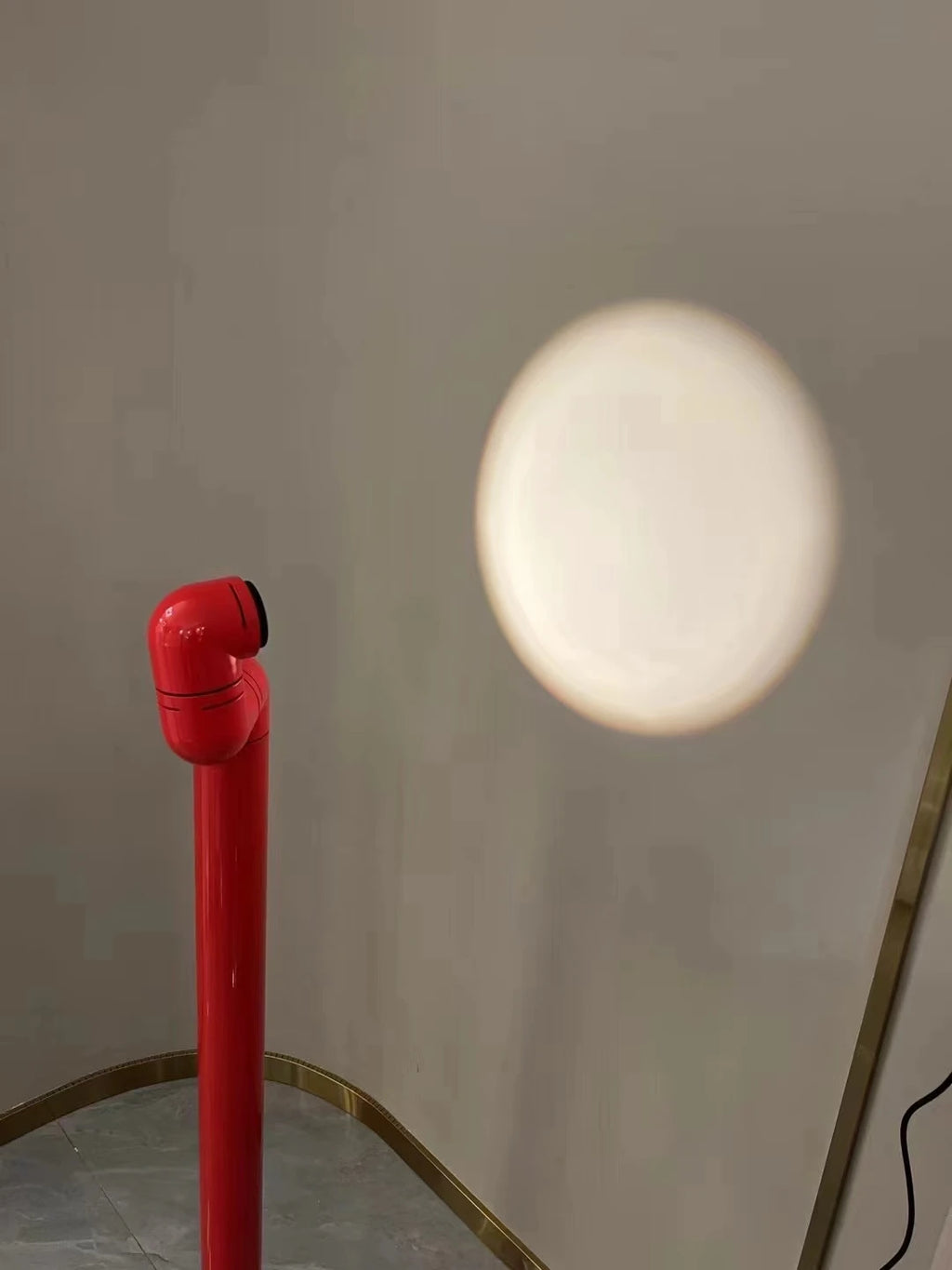 Lampadaire Space Age design blanc - éclairage bidirectionnel projet commercial