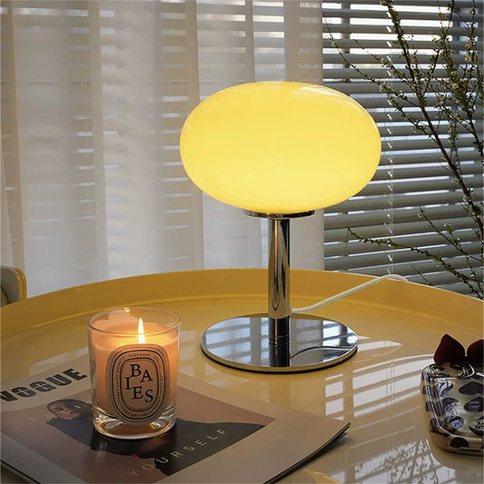 Lampe Lollipop design coréen avec abat-jour en verre façon sucette, vue de profil