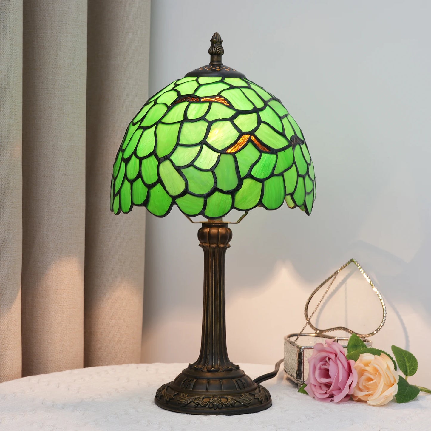 Lampe Tiffany rétro chic - vue rapprochée motifs floraux verre coloré - modèle Feuille