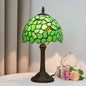 Lampe Tiffany rétro chic - vue rapprochée motifs floraux verre coloré - modèle Feuille