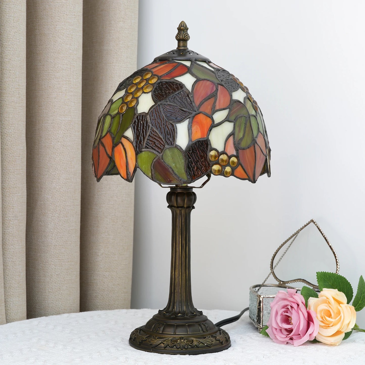 Lampe de table vitrail style Tiffany - détail motifs floraux colorés artisanaux
