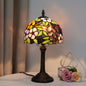 Lampe Tiffany rétro chic - vue rapprochée motifs floraux verre coloré - modèle grapes
