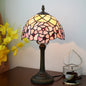 Lampe Tiffany rétro chic - vue rapprochée motifs floraux verre coloré - modèle Sakura