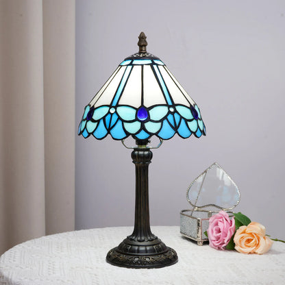 Lampe Tiffany rétro chic - vue rapprochée motifs floraux verre coloré - modèle papillon