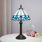 Lampe Tiffany rétro chic - vue rapprochée motifs floraux verre coloré - modèle papillon