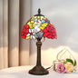 Lampe Tiffany rétro chic - vue rapprochée motifs floraux verre coloré - modèle Rose rouge