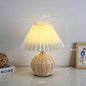 Luminaire bohème tressé beige main - détail de la base et structure artisanale