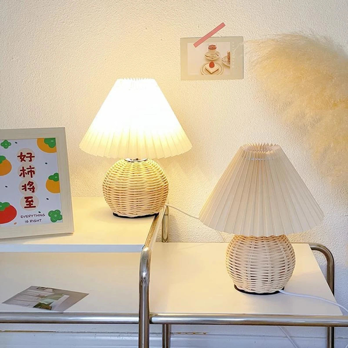 Lampe bohème tressée - vue latérale montrant la texture et le savoir-faire artisanal
