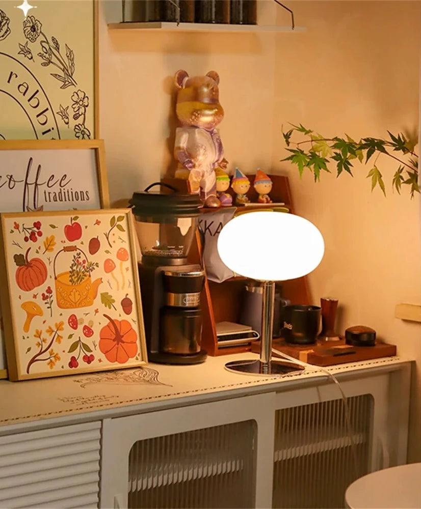 Lampe lollipop style moderne médiéval allumée dans une cuisine