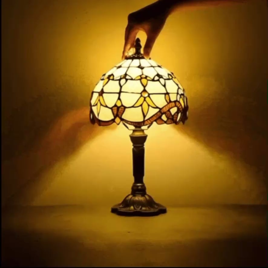 Charger la vidéo : rotation d&#39;une lampe de table vintage tiffany à motif floral